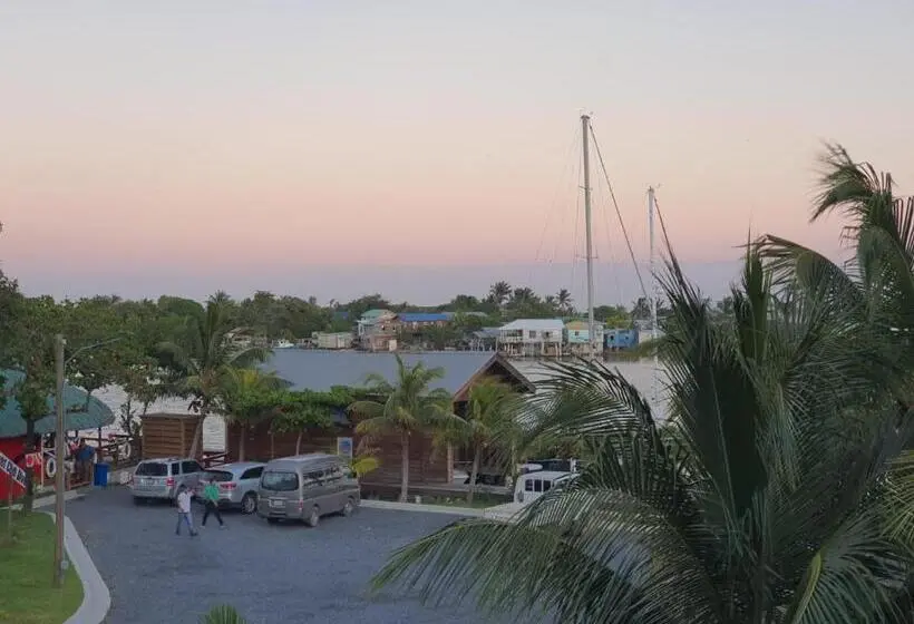 سوئیت با تخت بزرگ, And Dive Center Roatan Yacht Club