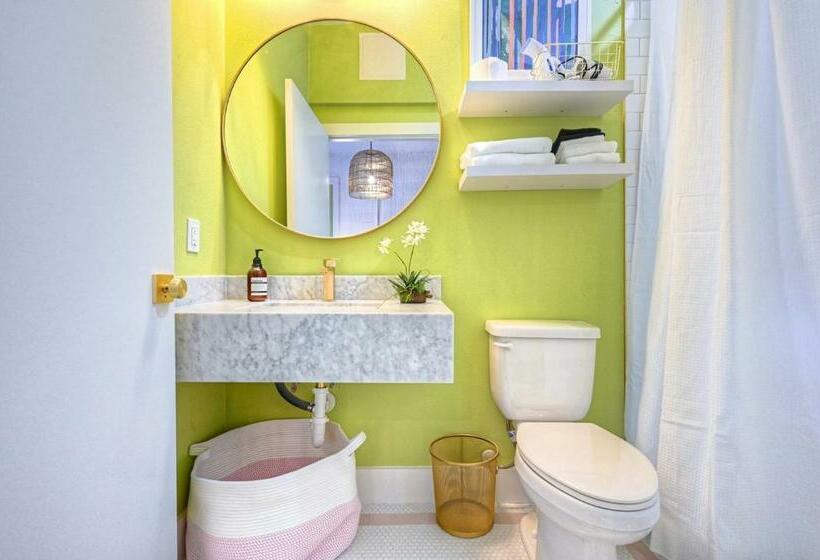 スタンダードスタジオ, The Oleander Hotel Room 6