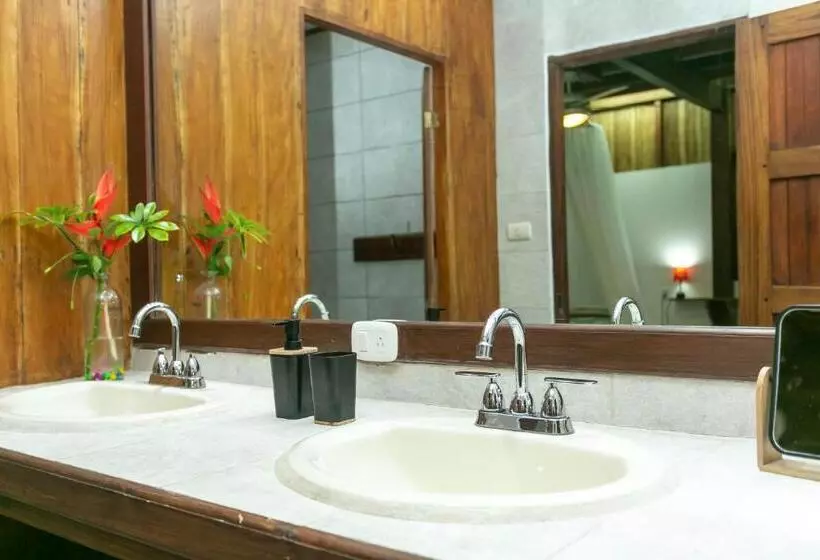 Perhehuone, La Kukula Lodge