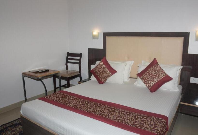 Номер Deluxe, The Leef Inn 500ms From Nakki Lake