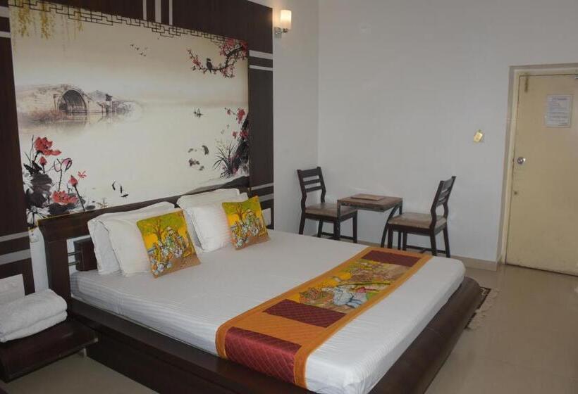 Номер Стандарт, The Leef Inn 500ms From Nakki Lake