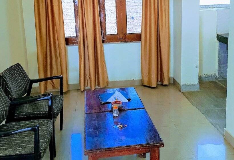 غرفة قياسية, The New Swaraj Resort