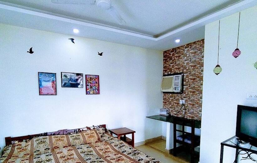 غرفة قياسية, The New Swaraj Resort