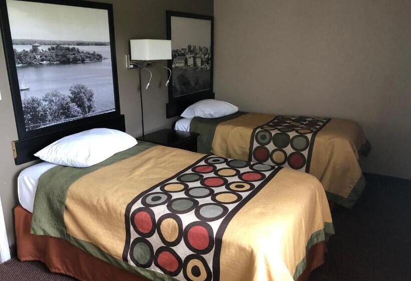 带2个卧室的套房, Super 8 By Wyndham Kingston