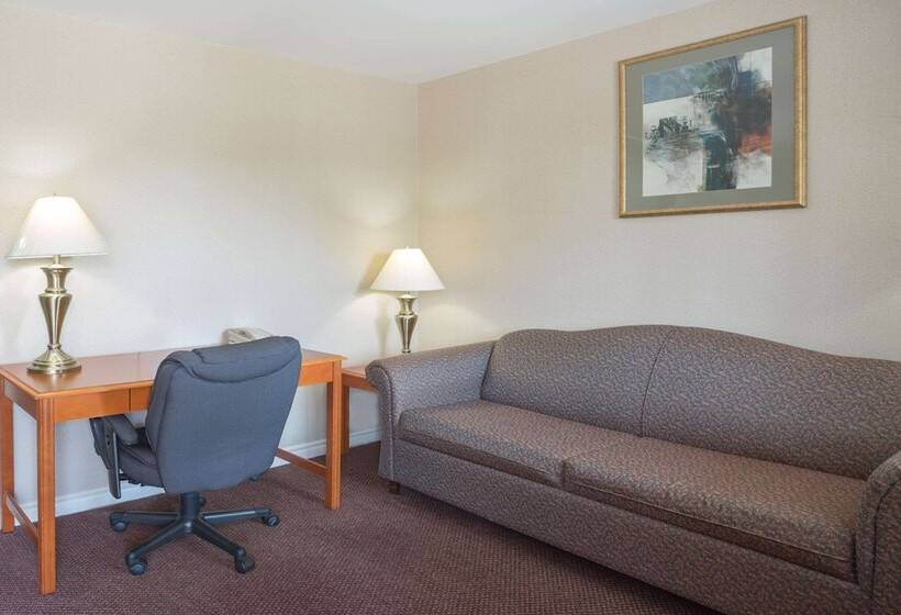 带大床的套房, Super 8 By Wyndham Kingston