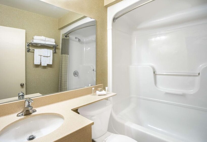 带2个卧室的套房, Super 8 By Wyndham Kingston