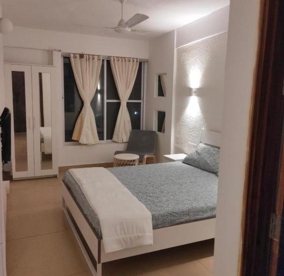 غرفة قياسية, The Banyan Shelters