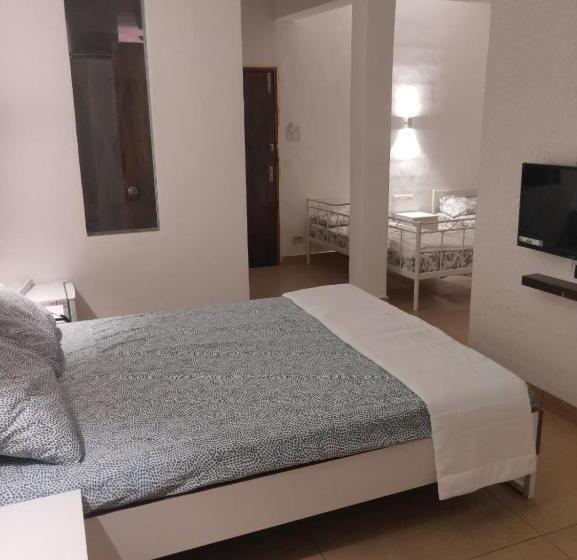 חדר סטנדרט, The Banyan Shelters