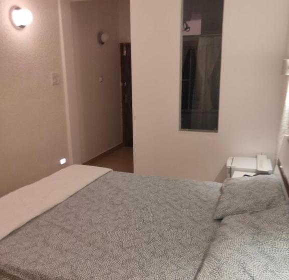 חדר סטנדרט, The Banyan Shelters