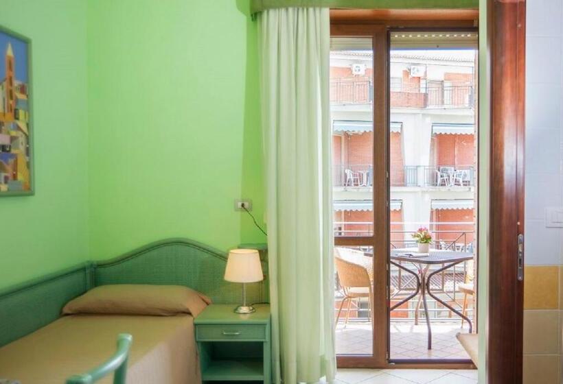 חדר סטנדרט לשלושה עם מרפסת, Orion