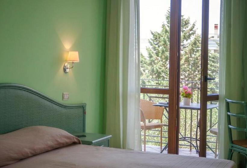 חדר סטנדרט לשלושה עם מרפסת, Orion