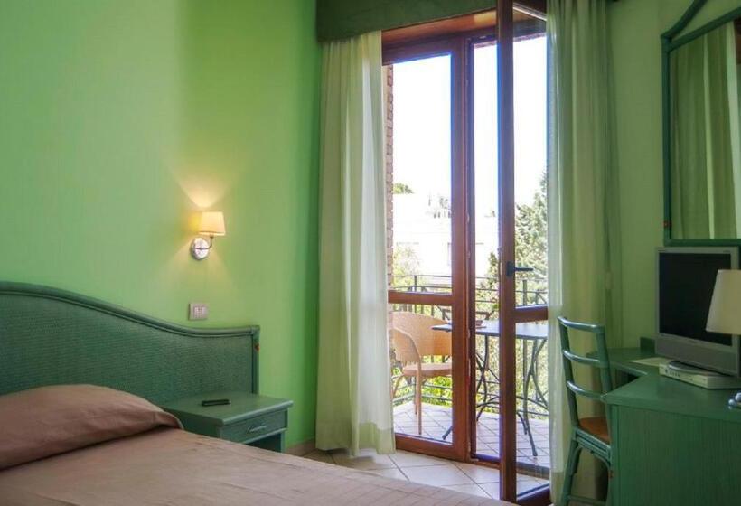 발코니가 있는 4인용 스탠다드 룸, Orion