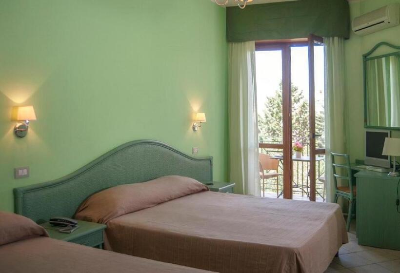 발코니가 있는 4인용 스탠다드 룸, Orion