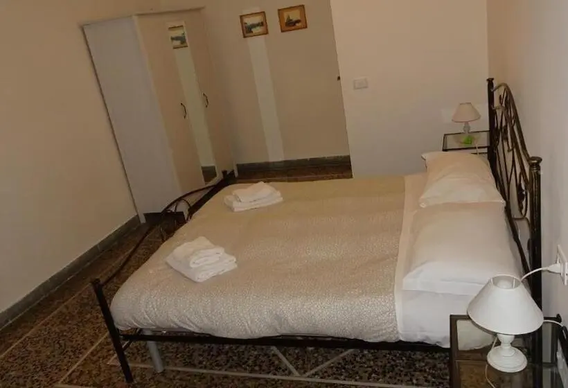 اتاق خانوادگی, Holiday Pisa Gare 2