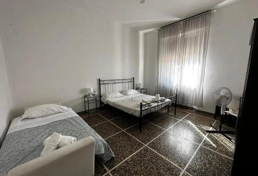 اتاق ساده سه‌ نفره, Holiday Pisa Gare 2