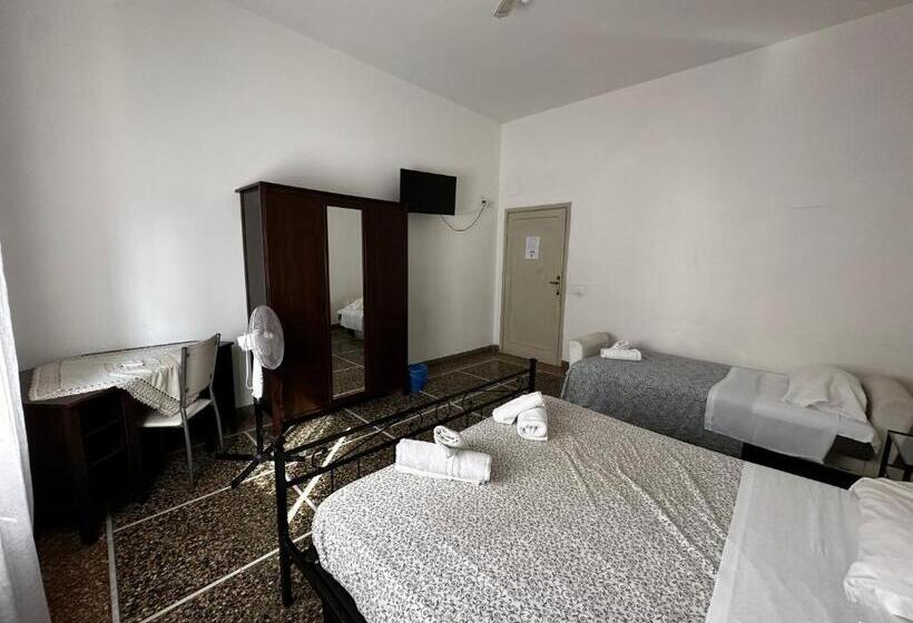 اتاق ساده سه‌ نفره, Holiday Pisa Gare 2