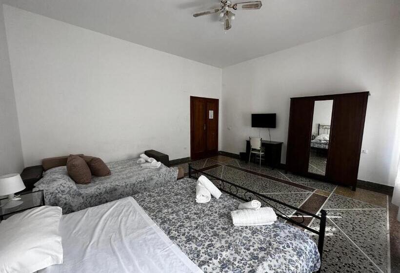 اتاق استاندارد چهارنفره با بالکن, Holiday Pisa Gare 2