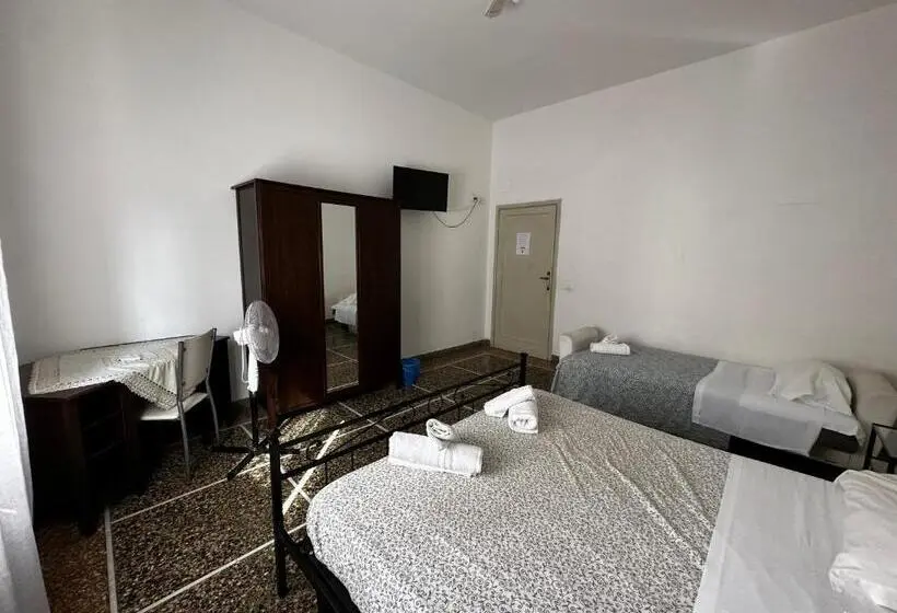 Economy Triple Room, Holiday Pisa Gare 2