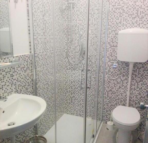 חדר משפחתי, Enrica