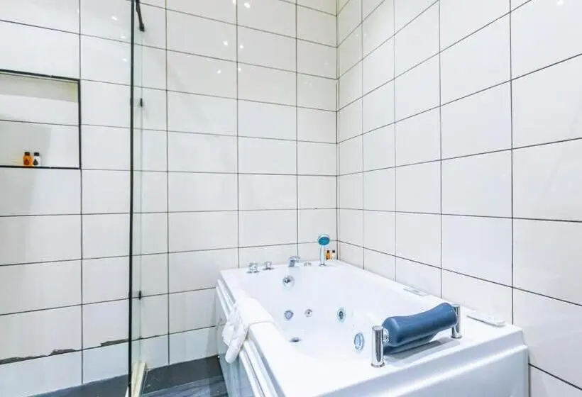 キングサイズベッドのデラックスルーム, Isglo Hotels Ikoyi