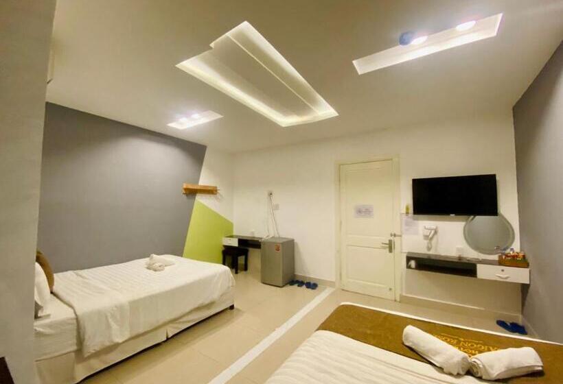 Standard Quadruple Room, Saigon Rose