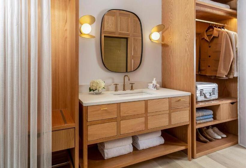 اتاق استاندارد با تخت بزرگ برای معلولان, Virgin Hotels Edinburgh