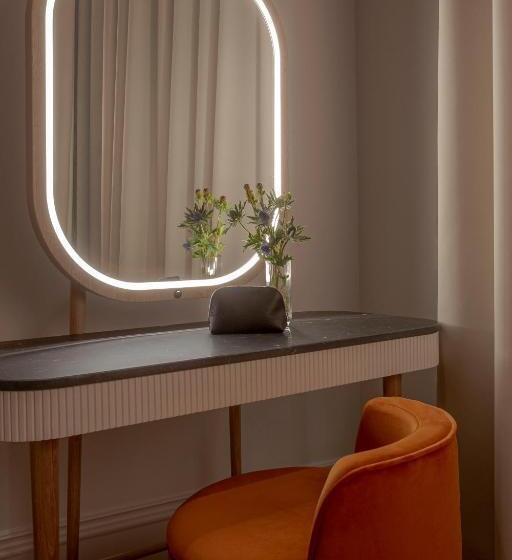 اتاق استاندارد با تخت بزرگ برای معلولان, Virgin Hotels Edinburgh