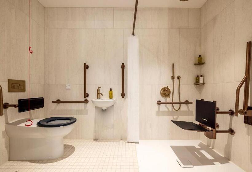 اتاق استاندارد با تخت بزرگ برای معلولان, Virgin Hotels Edinburgh