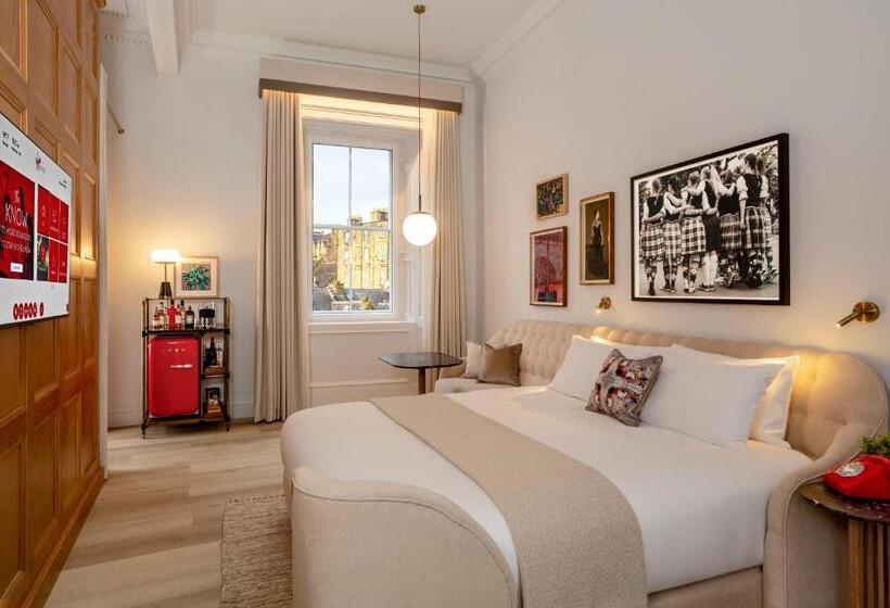 اتاق استاندارد با تخت بزرگ برای معلولان, Virgin Hotels Edinburgh
