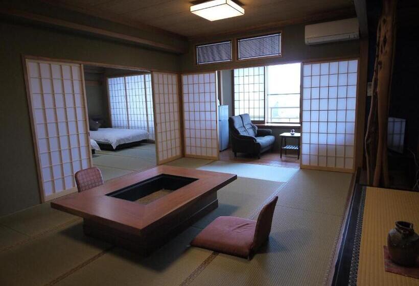 חדר דלוקס, Yuya Ruru Saisai