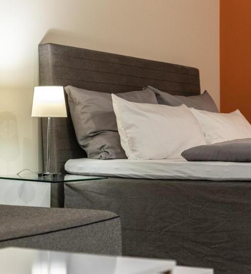 스탠다드 스튜디오, West Apartments