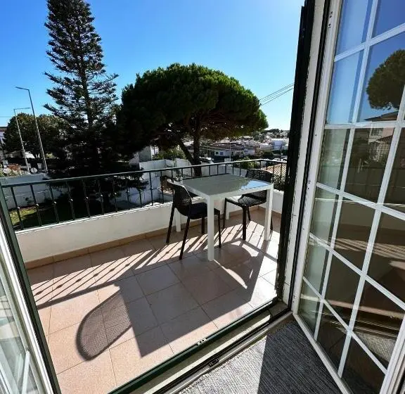 コンフォートトリプルルーム, Moro S Friends House   Cascais
