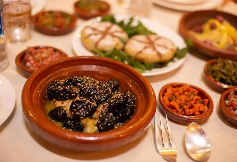 اتاق ساده سه‌ نفره, Riad Arabella