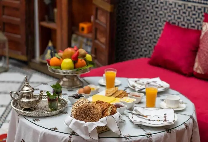 اتاق ساده سه‌ نفره, Riad Arabella