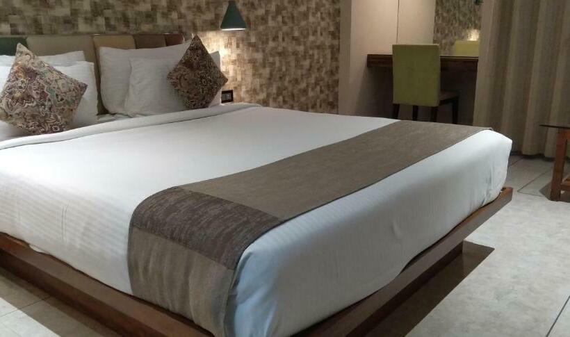 Семейный Номер, Rs Exclusive Stay & Fine Dine   Near To Akola Junction