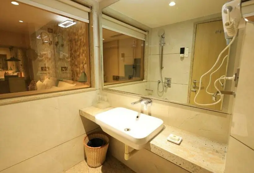 デラックスルーム, Rs Exclusive Stay & Fine Dine   Near To Akola Junction