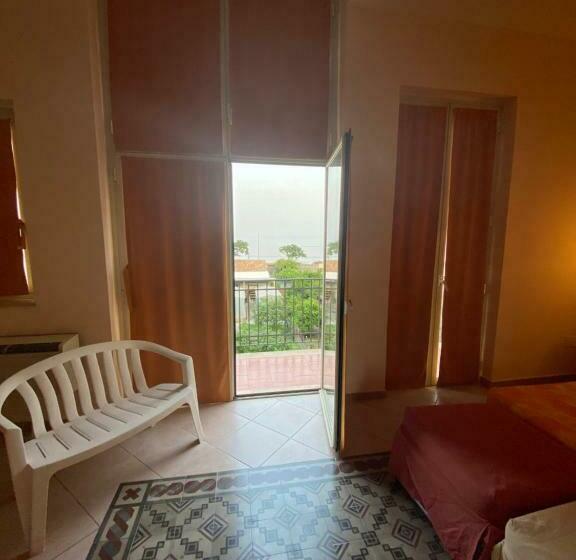 اتاق لوکس با بالکن و چشم‌انداز دریا, Gr B&b