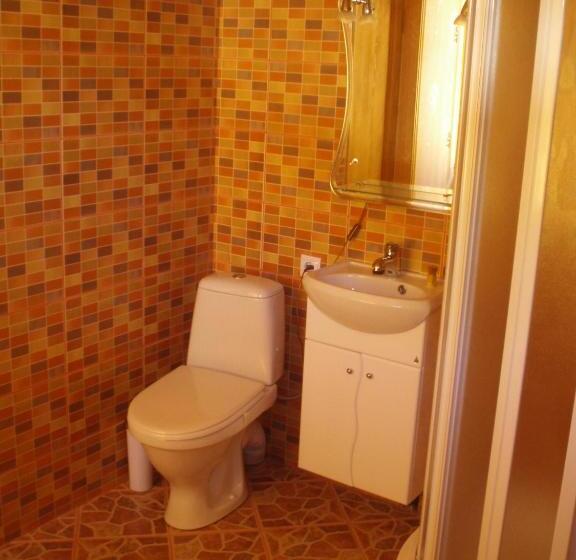 اتاق خانوادگی با سرویس بهداشتی مشترک, Avotaka