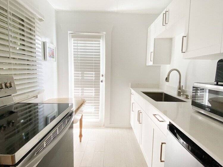 בקתה, Authors Key West Guesthouse