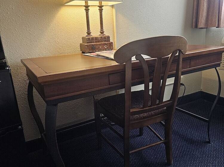 اتاق لوکس, Broadway Inn Conference Center