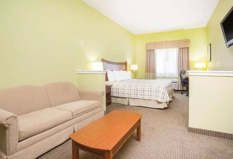 キングサイドベッドのスタンダードワンルーム, Days Inn & Suites By Wyndham Swainsboro