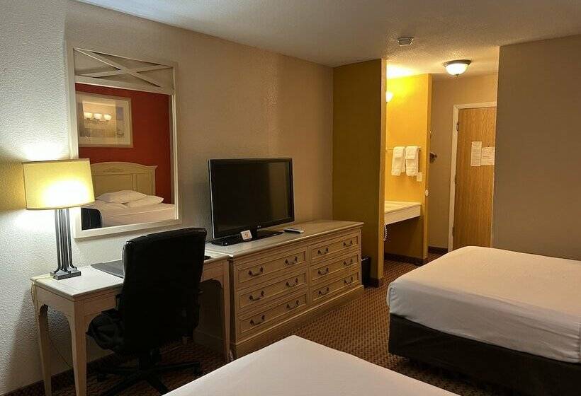 ２ダブルベッドのスタンダードルーム, Econo Lodge Inn & Suites
