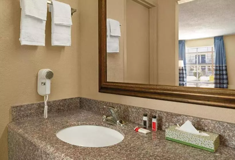 اتاق استاندارد با تخت بزرگ, Super 8 By Wyndham Gulfport Biloxi Airport