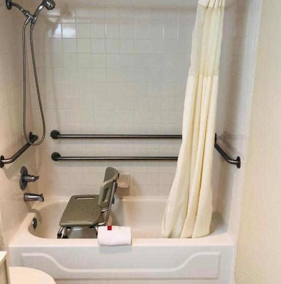 غرفة قياسية سرير كينج لذوى الإحتياجات الخاصة, Super 8 By Wyndham Gulfport Biloxi Airport
