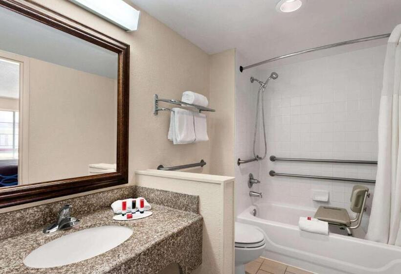 غرفة قياسية سرير كينج لذوى الإحتياجات الخاصة, Super 8 By Wyndham Gulfport Biloxi Airport