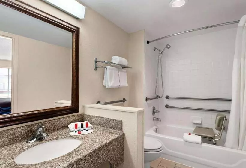 اتاق استاندارد با تخت بزرگ برای معلولان, Super 8 By Wyndham Gulfport Biloxi Airport