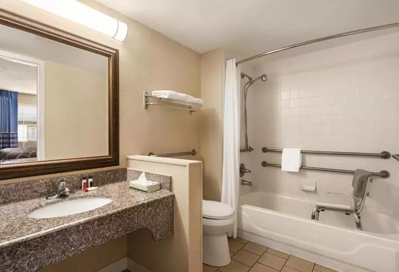 اتاق استاندارد با تخت بزرگ برای معلولان, Super 8 By Wyndham Gulfport Biloxi Airport