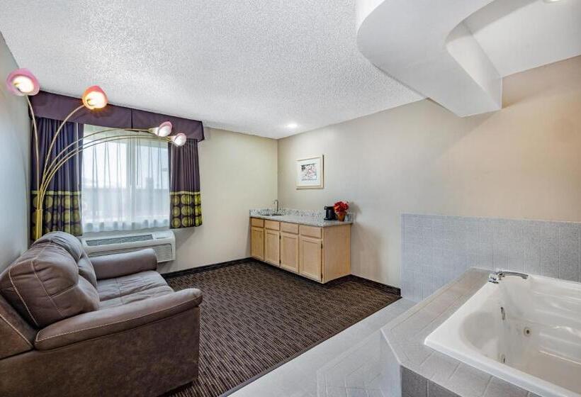 Deluxe Suite King Bed, Super 8 By Wyndham Richfield Ut