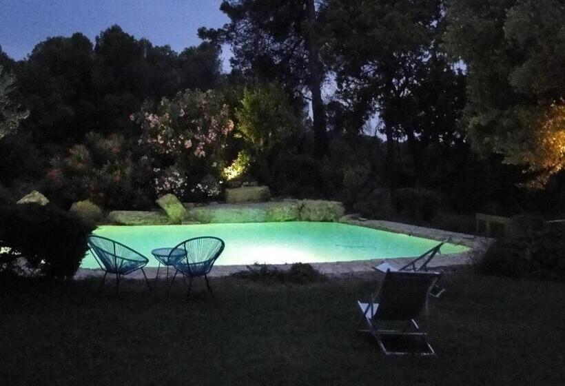 דירת שני חדרים, La Bousquatière