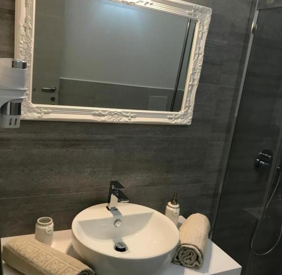 带大床的标准间, Marmè